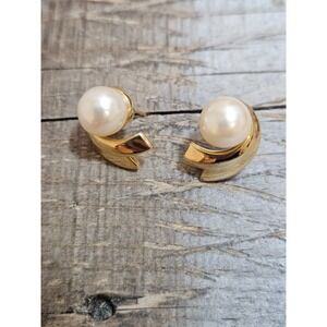 TAT Swirl design gold‎ tone faux pearl stud earrings Signed